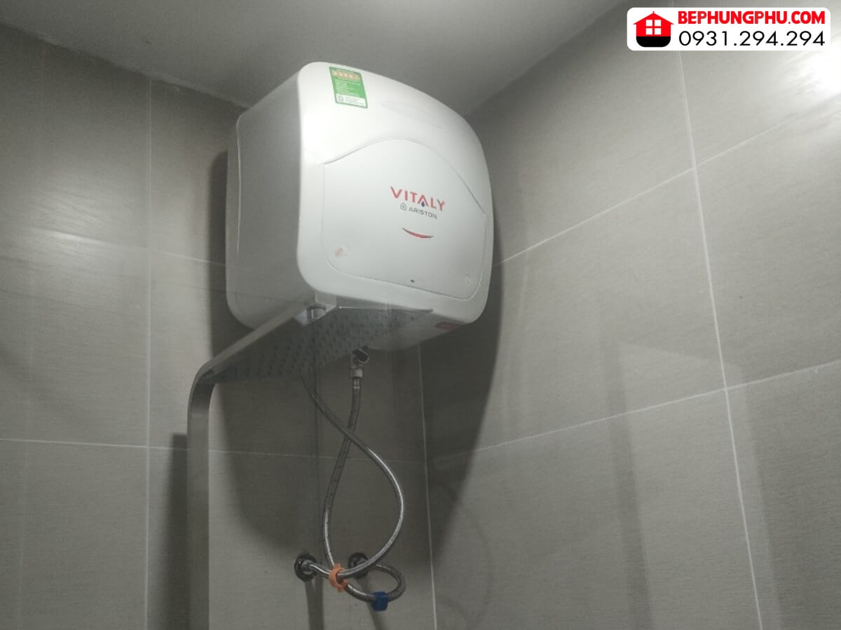 Thi công lắp đặt thực tế máy nước nóng Vitaly 15 lít dưới trần