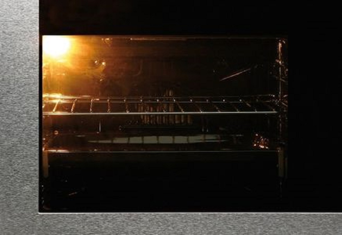 Trang bị đèn led chiếu sáng dễ dàng quan sát trong quá trình nướng