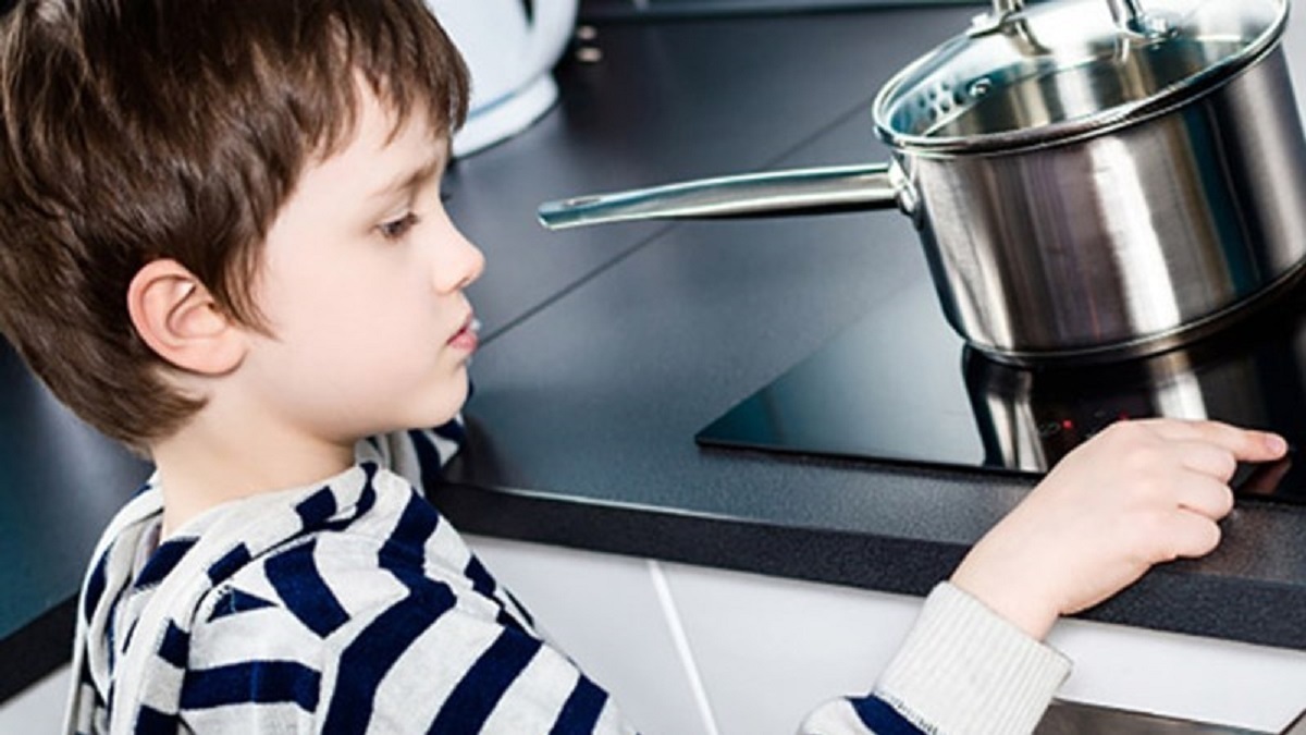 khóa trẻ em bảo vệ trẻ an toàn trong quá trình sử dụng bếp