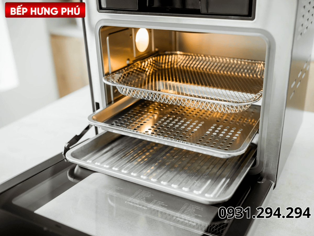 Hai khay trên dùng để nấu nướng, khay dưới để chứa dầu mỡ và nước chảy xuống