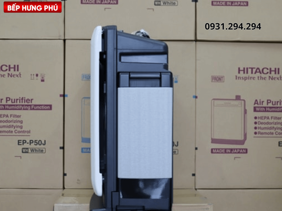 Để có thể tạo ẩm, bạn cần đổ nước vào khay phía bên cạnh của thiết bị.