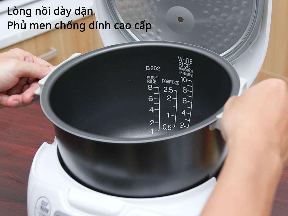 Lòng nồi dày dặn, phủ men chống dính cao cấp
