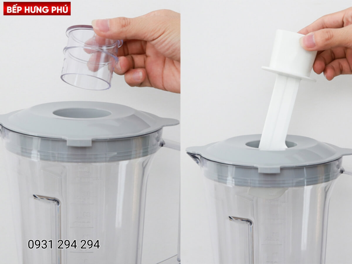 Kèm thêm nắp phụ dễ châm nguyên liệu khi đang xay, thìa khuấy tiện dụng giúp các món sinh tố thêm sánh mịn và thơm ngon